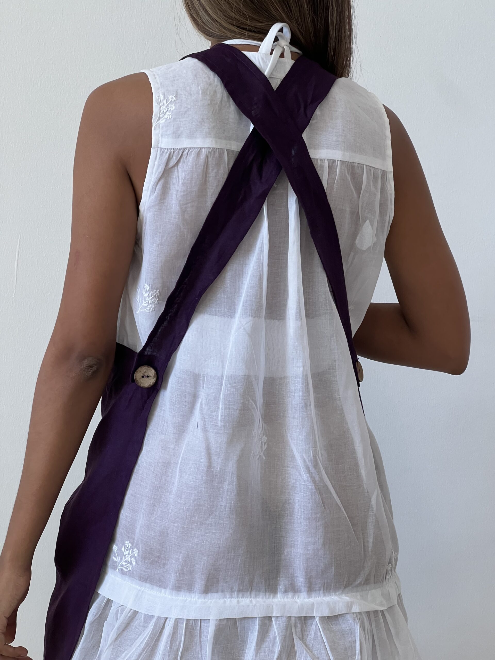 Linen crossback apron - Image 2